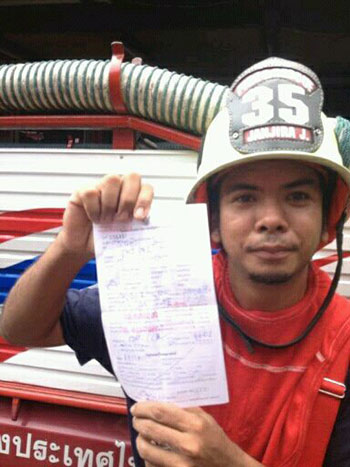 อาสาดับเพลิง รีบจอด จยย. มาช่วยดับไฟ โดนตำรวจเขียนใบสั่ง