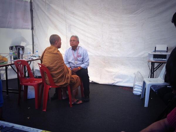 หลวงปู่พุทธะอิสระ พบ สุเทพ ที่เวทีห้าแยกลาดพร้าว หลังมีข่าวว่าน้อยใจ หลวงปู่พุทธะอิสระ พบ สุเทพ ที่เวทีห้าแยกลาดพร้าว หลังมีข่าวว่าน้อยใจ