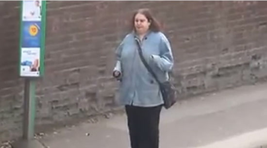 คลิป สาวอังกฤษฟัง MP3 ออกลีลาแดนซ์กลางป้ายรถเมล์