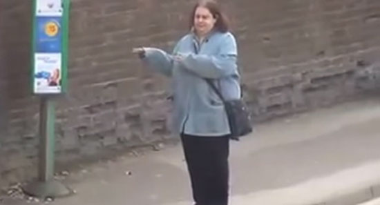 คลิป สาวอังกฤษฟัง MP3 ออกลีลาแดนซ์กลางป้ายรถเมล์