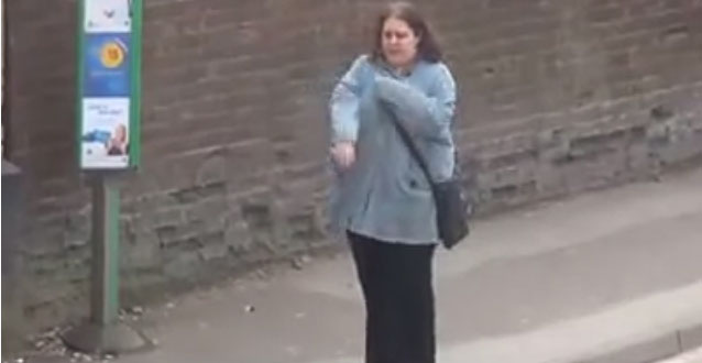 คลิป สาวอังกฤษฟัง MP3 ออกลีลาแดนซ์กลางป้ายรถเมล์