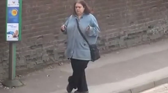 คลิป สาวอังกฤษฟัง MP3 ออกลีลาแดนซ์กลางป้ายรถเมล์