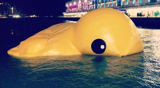 ตุ๊กตาเป็ดยักษ์ที่ฮ่องกง จมน้ำล้มหน้าคว่ำเสียแล้ว ตุ๊กตาเป็ดยักษ์ที่ฮ่องกง จมน้ำล้มหน้าคว่ำเสียแล้ว