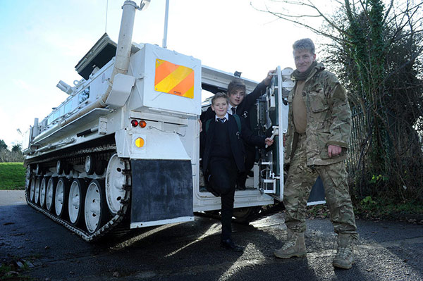 พ่ออังกฤษสุดเฟี้ยว ขับรถถังไปส่งลูกที่โรงเรียนทุกวัน เท่สุด ๆ พ่ออังกฤษสุดเฟี้ยว ขับรถถังไปส่งลูกที่โรงเรียนทุกวัน เท่สุด ๆ