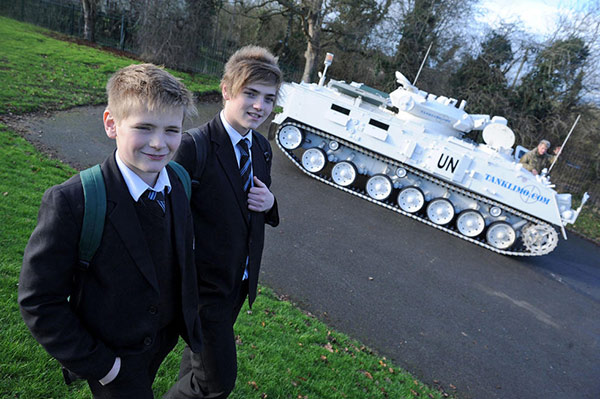 พ่ออังกฤษสุดเฟี้ยว ขับรถถังไปส่งลูกที่โรงเรียนทุกวัน เท่สุด ๆ พ่ออังกฤษสุดเฟี้ยว ขับรถถังไปส่งลูกที่โรงเรียนทุกวัน เท่สุด ๆ