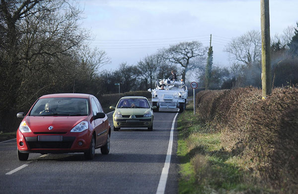 พ่ออังกฤษสุดเฟี้ยว ขับรถถังไปส่งลูกที่โรงเรียนทุกวัน เท่สุด ๆ พ่ออังกฤษสุดเฟี้ยว ขับรถถังไปส่งลูกที่โรงเรียนทุกวัน เท่สุด ๆ