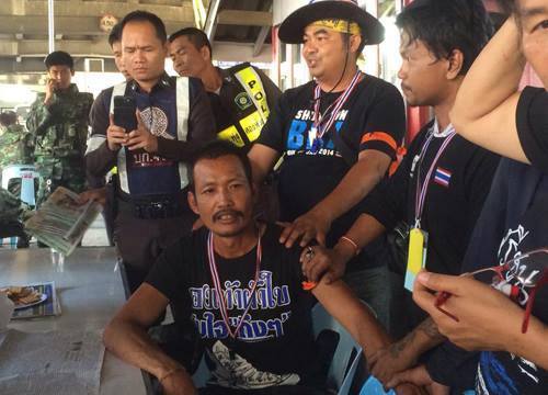 การ์ด กปปส. รวบตัว การ์ด คปท. ขโมยรถในม็อบไปขาย 1 แสนบาท การ์ด กปปส. รวบตัว การ์ด คปท. ขโมยรถในม็อบไปขาย 1 แสนบาท