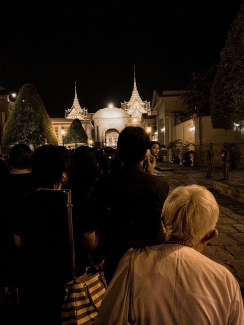 คุณยายกราบสักการะพระบรมศพ คุณยายกราบสักการะพระบรมศพ