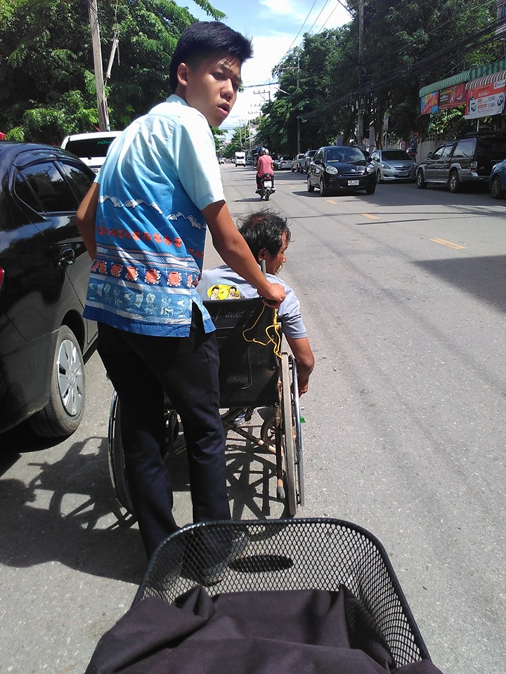 นักศึกษาน้ำใจงาม นักศึกษาน้ำใจงาม