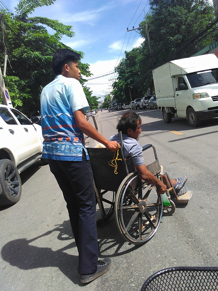 นักศึกษาน้ำใจงาม นักศึกษาน้ำใจงาม