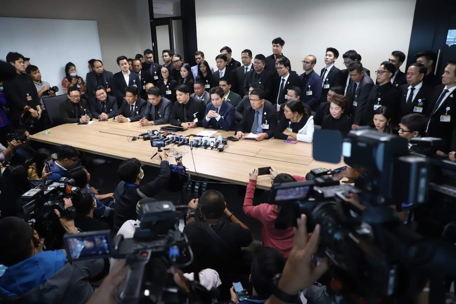 ทิม พิธา ทิม พิธา