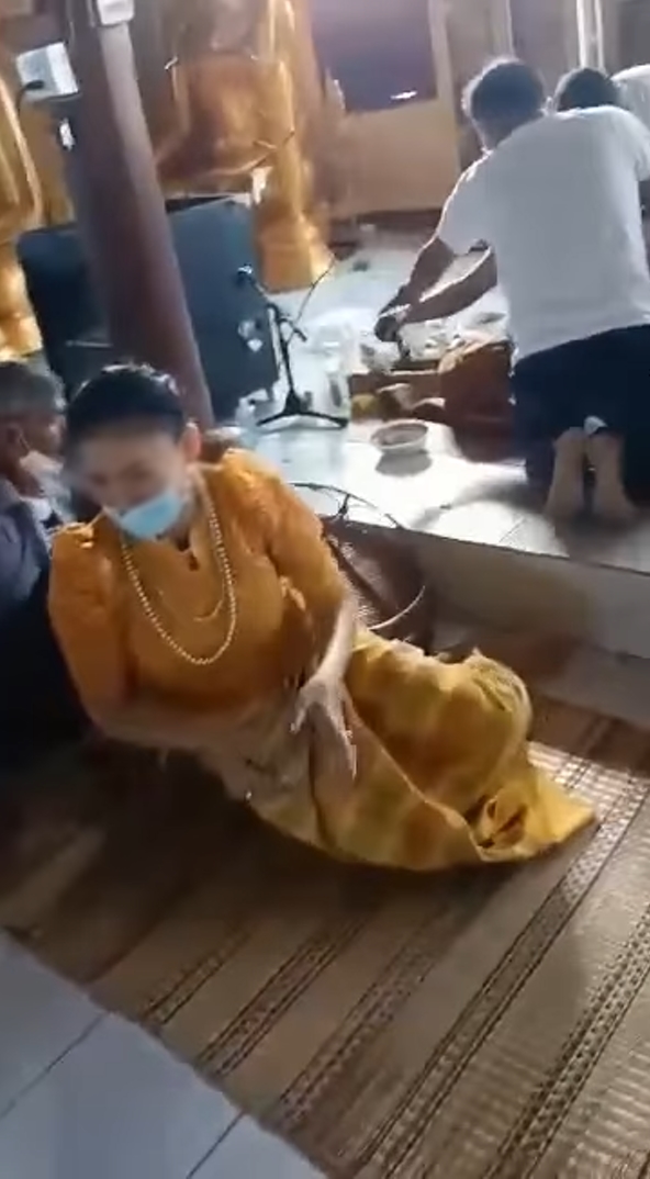 สาดแกงใส่พระ สาดแกงใส่พระ