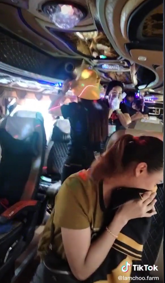 ขี้บนรถทัวร์ ขี้บนรถทัวร์