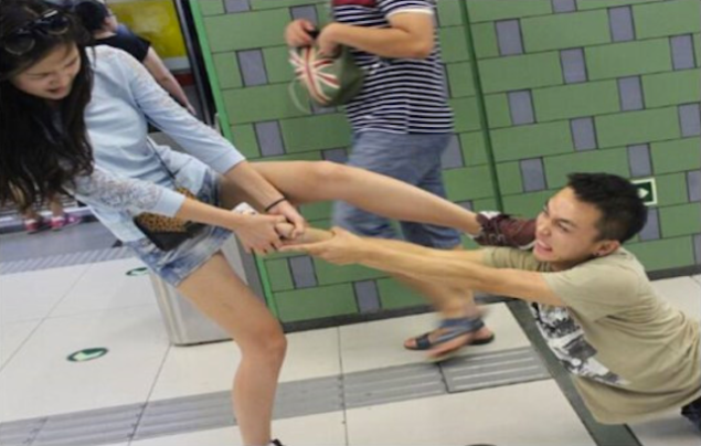 สาวจีนจอมพลังลากแฟนหนุ่มติดสมาร์ทโฟนกลางสถานีรถไฟ สาวจีนจอมพลังลากแฟนหนุ่มติดสมาร์ทโฟนกลางสถานีรถไฟ