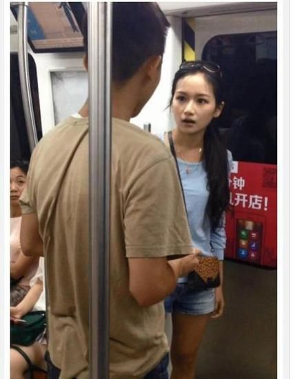 สาวจีนจอมพลังลากแฟนหนุ่มติดสมาร์ทโฟนกลางสถานีรถไฟ สาวจีนจอมพลังลากแฟนหนุ่มติดสมาร์ทโฟนกลางสถานีรถไฟ