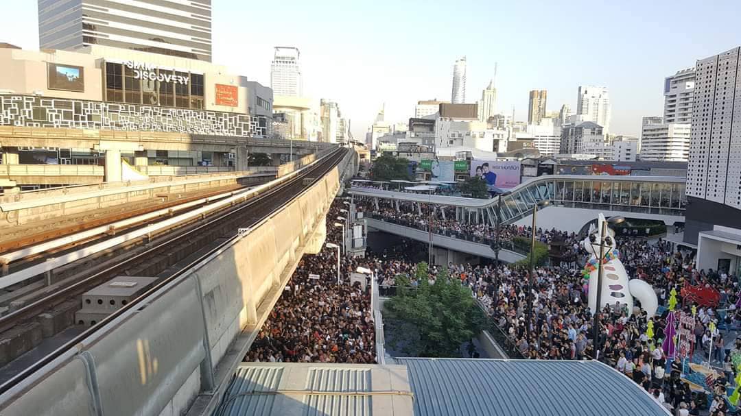 ม็อบ ม็อบ