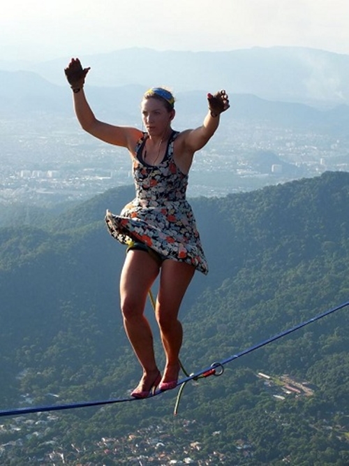 เธอมาเหนือ สาวโชว์ไต่เชือกพาดเขาสูง 840 เมตร ด้วย รองเท้าส้นสูง เธอมาเหนือ สาวโชว์ไต่เชือกพาดเขาสูง 840 เมตร ด้วย รองเท้าส้นสูง