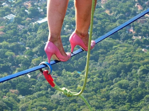 เธอมาเหนือ สาวโชว์ไต่เชือกพาดเขาสูง 840 เมตร ด้วย รองเท้าส้นสูง เธอมาเหนือ สาวโชว์ไต่เชือกพาดเขาสูง 840 เมตร ด้วย รองเท้าส้นสูง