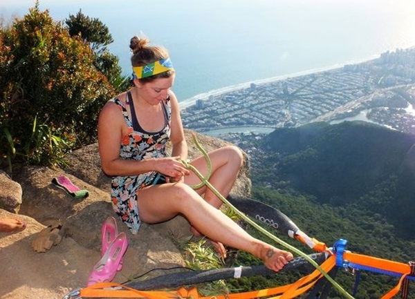 เธอมาเหนือ สาวโชว์ไต่เชือกพาดเขาสูง 840 เมตร ด้วย รองเท้าส้นสูง เธอมาเหนือ สาวโชว์ไต่เชือกพาดเขาสูง 840 เมตร ด้วย รองเท้าส้นสูง