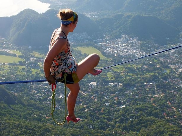 เธอมาเหนือ สาวโชว์ไต่เชือกพาดเขาสูง 840 เมตร ด้วย รองเท้าส้นสูง เธอมาเหนือ สาวโชว์ไต่เชือกพาดเขาสูง 840 เมตร ด้วย รองเท้าส้นสูง