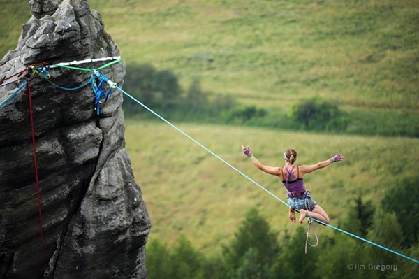 เธอมาเหนือ สาวโชว์ไต่เชือกพาดเขาสูง 840 เมตร ด้วย รองเท้าส้นสูง เธอมาเหนือ สาวโชว์ไต่เชือกพาดเขาสูง 840 เมตร ด้วย รองเท้าส้นสูง