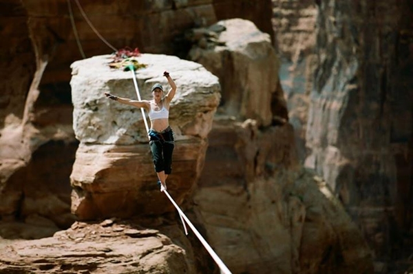 เธอมาเหนือ สาวโชว์ไต่เชือกพาดเขาสูง 840 เมตร ด้วย รองเท้าส้นสูง เธอมาเหนือ สาวโชว์ไต่เชือกพาดเขาสูง 840 เมตร ด้วย รองเท้าส้นสูง