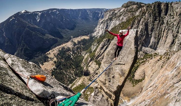 เธอมาเหนือ สาวโชว์ไต่เชือกพาดเขาสูง 840 เมตร ด้วย รองเท้าส้นสูง เธอมาเหนือ สาวโชว์ไต่เชือกพาดเขาสูง 840 เมตร ด้วย รองเท้าส้นสูง