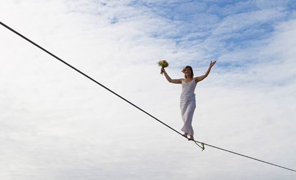 เธอมาเหนือ สาวโชว์ไต่เชือกพาดเขาสูง 840 เมตร ด้วย รองเท้าส้นสูง เธอมาเหนือ สาวโชว์ไต่เชือกพาดเขาสูง 840 เมตร ด้วย รองเท้าส้นสูง