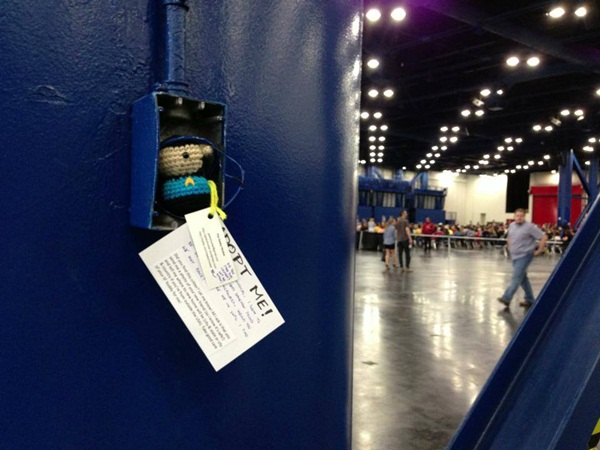 สาวถักโครเชต์ซูเปอร์ฮีโร่โซคิวท์ แจกฟรีทั่วเมืองซานดิเอโก สาวถักโครเชต์ซูเปอร์ฮีโร่โซคิวท์ แจกฟรีทั่วเมืองซานดิเอโก