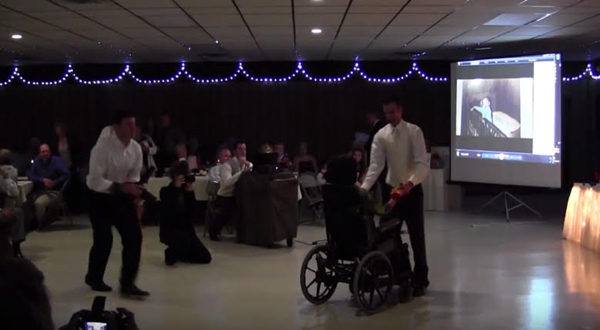 น้ำตาซึม เจ้าบ่าวพิสูจน์ให้โลกรู้ แม้แม่พิการนั่งวีลแชร์ เขาก็ยังเต้นรำกับแม่ได้ น้ำตาซึม เจ้าบ่าวพิสูจน์ให้โลกรู้ แม้แม่พิการนั่งวีลแชร์ เขาก็ยังเต้นรำกับแม่ได้