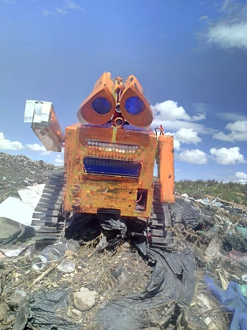 หนุ่มวัย 17 สร้าง WALL-E หุ่นยนต์กำจัดขยะของจริง จากเศษขยะ ! หนุ่มวัย 17 สร้าง WALL-E หุ่นยนต์กำจัดขยะของจริง จากเศษขยะ !