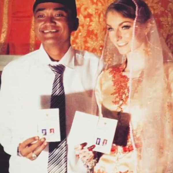 นี่สิรักแท้ หนุ่มอินโดฯ หน้าบ้าน ๆ แต่งงานฝรั่งสาวอย่างสวย นี่สิรักแท้ หนุ่มอินโดฯ หน้าบ้าน ๆ แต่งงานฝรั่งสาวอย่างสวย