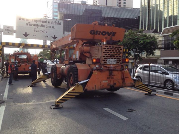 เปิดคลิปรถกระเช้าการไฟฟ้า ชนเหล็กกั้นความสูง เหยียบมิดทั้งที่มีป้ายเตือน เปิดคลิปรถกระเช้าการไฟฟ้า ชนเหล็กกั้นความสูง เหยียบมิดทั้งที่มีป้ายเตือน