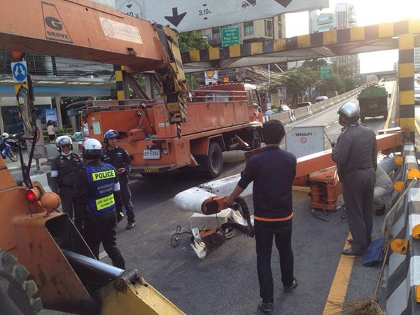 เปิดคลิปรถกระเช้าการไฟฟ้า ชนเหล็กกั้นความสูง เหยียบมิดทั้งที่มีป้ายเตือน เปิดคลิปรถกระเช้าการไฟฟ้า ชนเหล็กกั้นความสูง เหยียบมิดทั้งที่มีป้ายเตือน