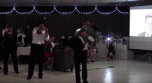 น้ำตาซึม เจ้าบ่าวพิสูจน์ให้โลกรู้ แม้แม่พิการนั่งวีลแชร์ เขาก็ยังเต้นรำกับแม่ได้ น้ำตาซึม เจ้าบ่าวพิสูจน์ให้โลกรู้ แม้แม่พิการนั่งวีลแชร์ เขาก็ยังเต้นรำกับแม่ได้