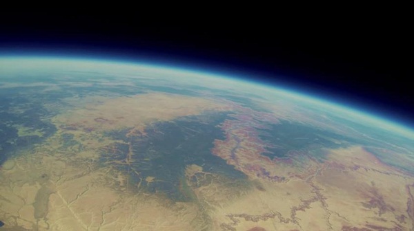 นักศึกษาผูกกล้อง GoPro กับลูกโป่งลอยขึ้นฟ้า ตื่นตาวิวโลกจากอวกาศ นักศึกษาผูกกล้อง GoPro กับลูกโป่งลอยขึ้นฟ้า ตื่นตาวิวโลกจากอวกาศ