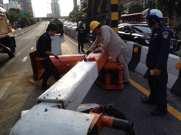 เปิดคลิปรถกระเช้าการไฟฟ้า ชนเหล็กกั้นความสูง เหยียบมิดทั้งที่มีป้ายเตือน เปิดคลิปรถกระเช้าการไฟฟ้า ชนเหล็กกั้นความสูง เหยียบมิดทั้งที่มีป้ายเตือน