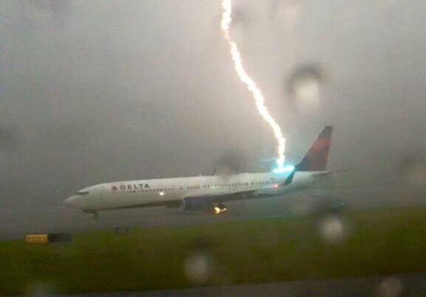 ระทึก คลิปฟ้าผ่าเครื่องบินเดลตา แอร์ไลน์ส ไฟลุกพรึ่บที่ล้อ ระทึก คลิปฟ้าผ่าเครื่องบินเดลตา แอร์ไลน์ส ไฟลุกพรึ่บที่ล้อ