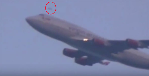 วิจารณ์สนั่น คลิปวัตถุปริศนาลอยเฉี่ยวเครื่องบิน เชื่อเป็น UFO วิจารณ์สนั่น คลิปวัตถุปริศนาลอยเฉี่ยวเครื่องบิน เชื่อเป็น UFO