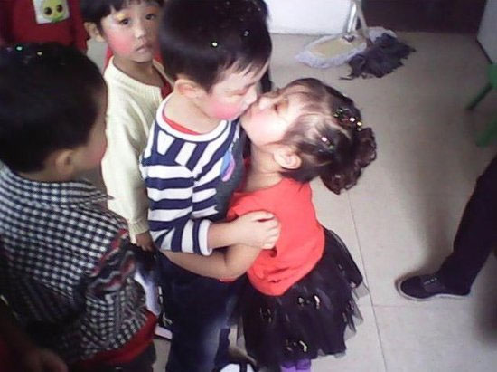 ชาวจีนด่าเละ! ครูสาวลงโทษเด็กสุดโหด แถมโพสต์ภาพอวด