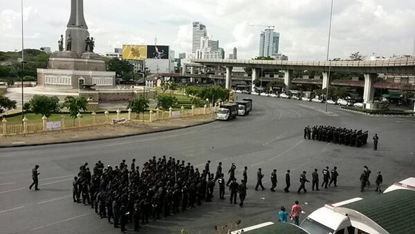 ตำรวจจ่อจัดการม็อบอนุสาวรีย์ชัย เตือน ไม่เกี่ยวข้องอย่าเข้าพื้นที่ ตำรวจจ่อจัดการม็อบอนุสาวรีย์ชัย เตือน ไม่เกี่ยวข้องอย่าเข้าพื้นที่