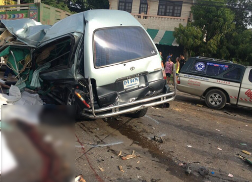 รถพ่วง 18 ล้อ ตัดหน้ารถตู้กลางถ.เพชรเกษม ดับสยอง 7 ศพ รถพ่วง 18 ล้อ ตัดหน้ารถตู้กลางถ.เพชรเกษม ดับสยอง 7 ศพ