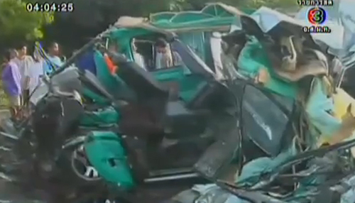 รถพ่วง 18 ล้อ ตัดหน้ารถตู้กลางถ.เพชรเกษม ดับสยอง 7 ศพ รถพ่วง 18 ล้อ ตัดหน้ารถตู้กลางถ.เพชรเกษม ดับสยอง 7 ศพ