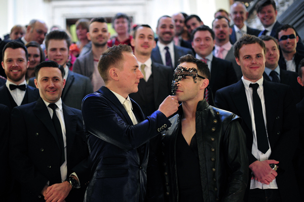 อังกฤษ เวลส์ผ่านกฎหมายสมรสรักร่วมเพศ ฉลองแต่งงาน 3 คู่ อังกฤษ เวลส์ผ่านกฎหมายสมรสรักร่วมเพศ ฉลองแต่งงาน 3 คู่