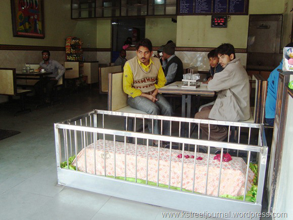 ร้านอาหารในอินเดียสุดหลอน ทานอาหารข้างหลุมศพ ร้านอาหารในอินเดียสุดหลอน ทานอาหารข้างหลุมศพ