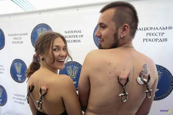 คู่รักยูเครนโหนสลิงข้ามแม่น้ำ ด้วยการเกี่ยวเนื้อที่หลัง คู่รักยูเครนโหนสลิงข้ามแม่น้ำ ด้วยการเกี่ยวเนื้อที่หลัง