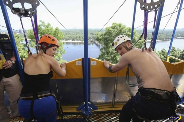 คู่รักยูเครนโหนสลิงข้ามแม่น้ำ ด้วยการเกี่ยวเนื้อที่หลัง คู่รักยูเครนโหนสลิงข้ามแม่น้ำ ด้วยการเกี่ยวเนื้อที่หลัง