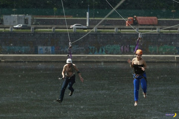 คู่รักยูเครนโหนสลิงข้ามแม่น้ำ ด้วยการเกี่ยวเนื้อที่หลัง คู่รักยูเครนโหนสลิงข้ามแม่น้ำ ด้วยการเกี่ยวเนื้อที่หลัง