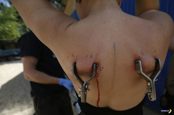 คู่รักยูเครนโหนสลิงข้ามแม่น้ำ ด้วยการเกี่ยวเนื้อที่หลัง คู่รักยูเครนโหนสลิงข้ามแม่น้ำ ด้วยการเกี่ยวเนื้อที่หลัง