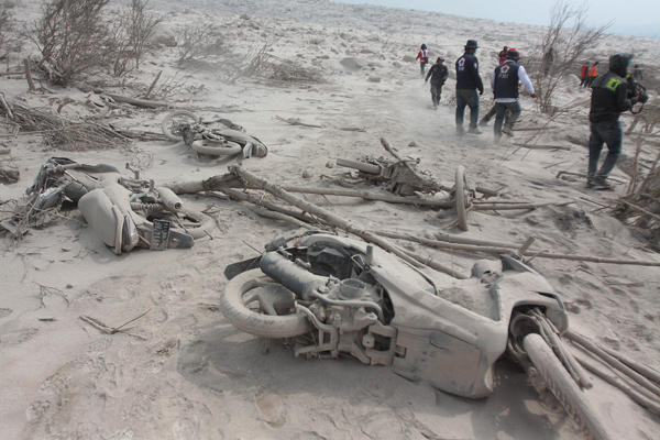 ภูเขาไฟซินาบุง อินโดนีเซีย ระเบิด คร่าชีวิตประชาชนแล้ว 16 ศพ ภูเขาไฟซินาบุง อินโดนีเซีย ระเบิด คร่าชีวิตประชาชนแล้ว 16 ศพ